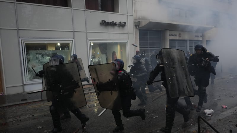 Francia blindata per il terzo sabato di proteste: 70mila agenti in strada, Macron teme una nuova notte di violenze