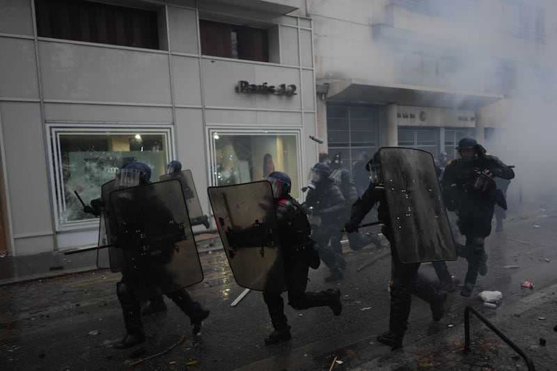 Francia blindata per il terzo sabato di proteste: 70mila agenti in strada, Macron teme una nuova notte di violenze