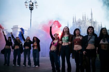 "Generazione meticcia e queer". A Milano sfila il corteo "transfemminista" 25