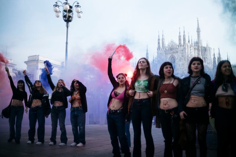 "Generazione meticcia e queer". A Milano sfila il corteo "transfemminista" 25