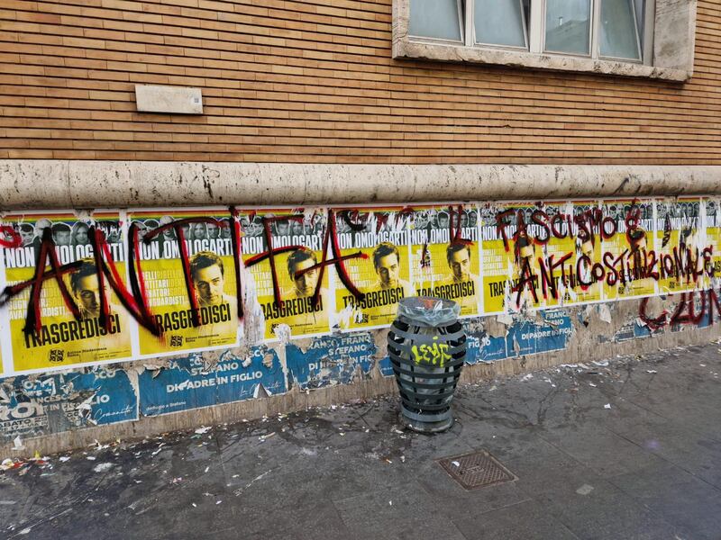 Minacce di morte e slogan cupi: odio "rosso" contro gli studenti di destra 11