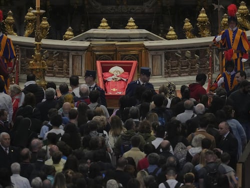 Il saluto dei 250mila a Francesco. "Esempio di umanità e vita"