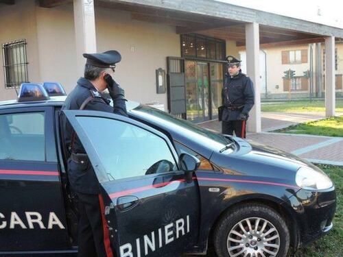Vessava madre e sorelle "troppo occidentali": allontanato straniero
