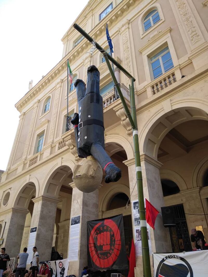 "Spacca la testa al Duce" a Macerata, ora si muove anche la Digos