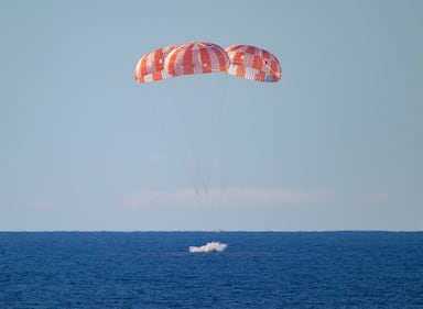 Artemis II, le foto dello splashdown e del rientro sulla Terra 11