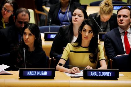 Amal Clooney con il "pancino" all'evento contro l'Isis 14