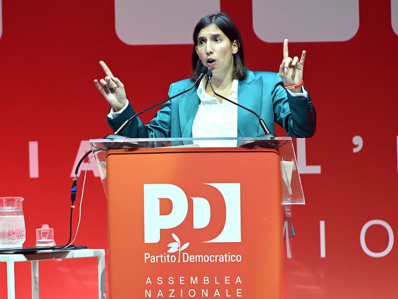 Schlein si prenota Palazzo Chigi e sfida Conte: “Mi candido con o senza primarie”