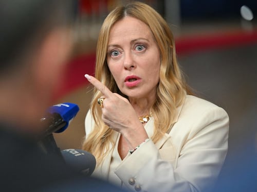 Meloni: “Bene sull’energia. Sono contenta”. Scontro sui migranti, tregua con Sánchez