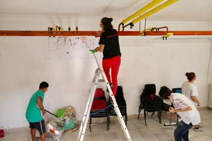 Volontari nella scuola dopo gli atti vandalici  9