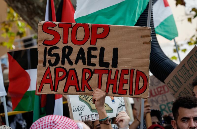 "Israele criminale". Ecco i cartelli della vergogna in piazza a Roma 6