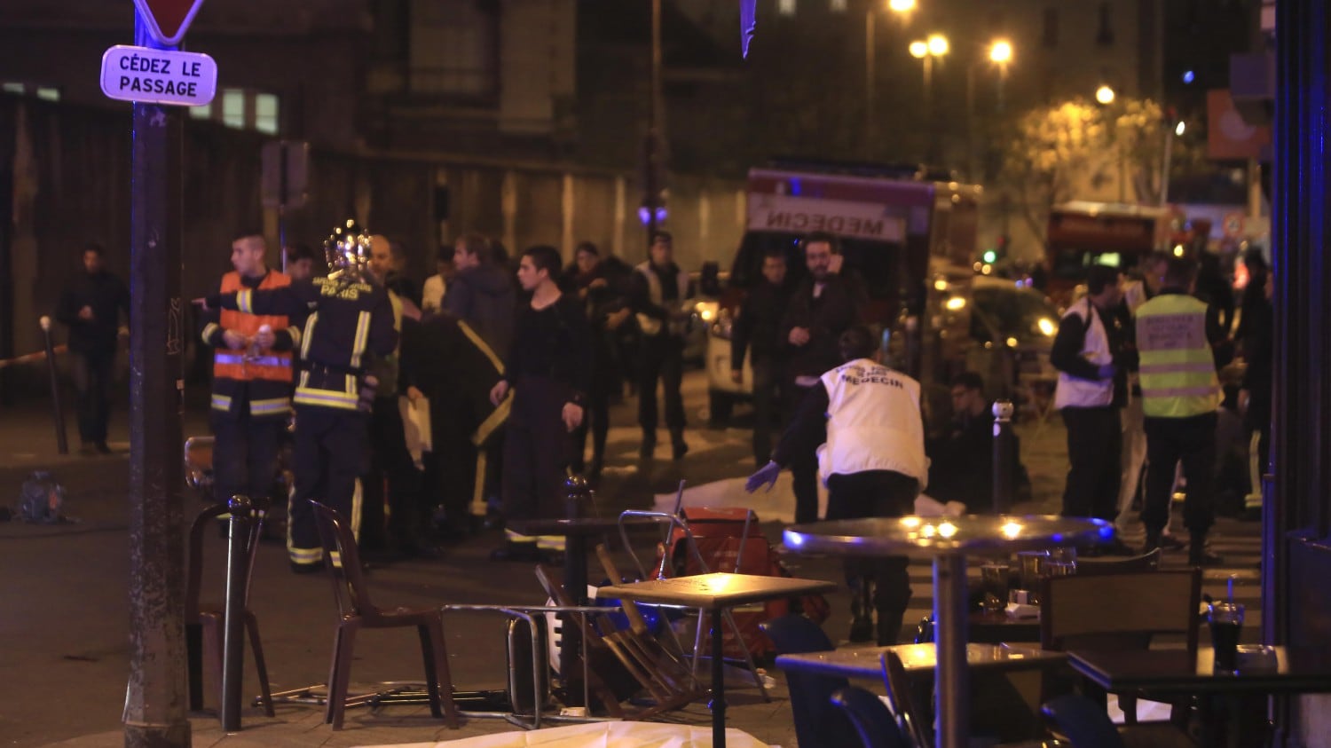 Parigi sotto attacco, i testimoni: "Hanno tirato con un fucile a pompa sulla folla"