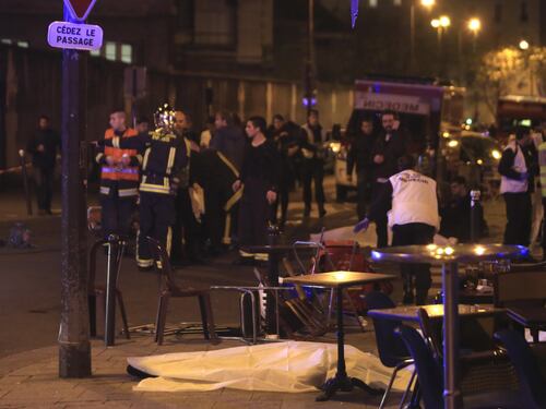 Parigi sotto attacco, i testimoni: "Hanno tirato con un fucile a pompa sulla folla"
