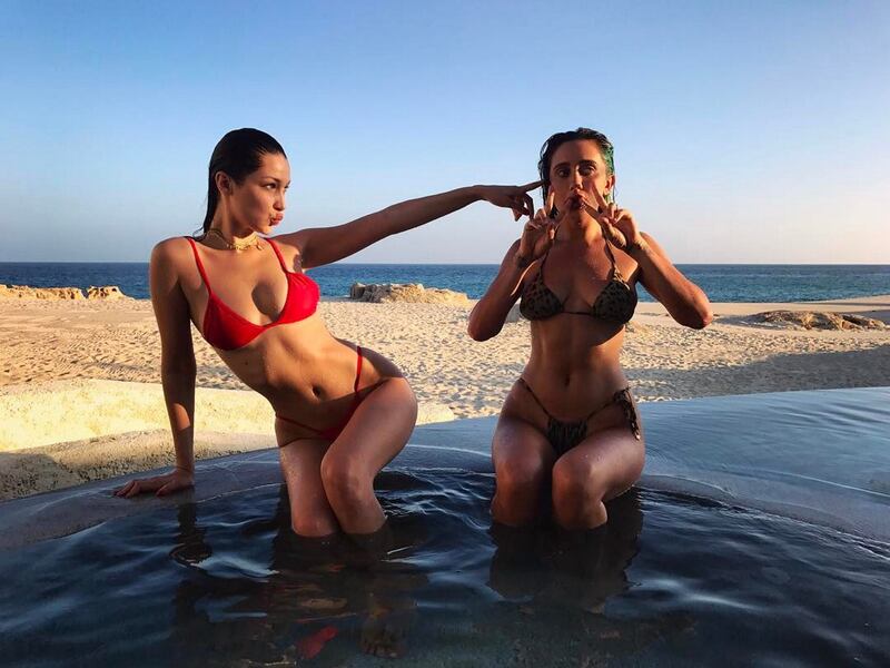 Bella Hadid sexy in bikini rosso 4