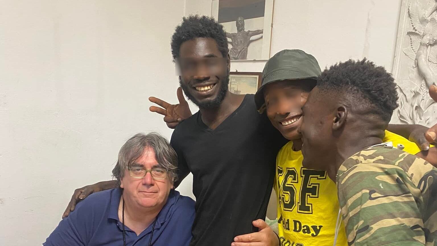 "Sgomberate". Ancora guai per il prete dei migranti