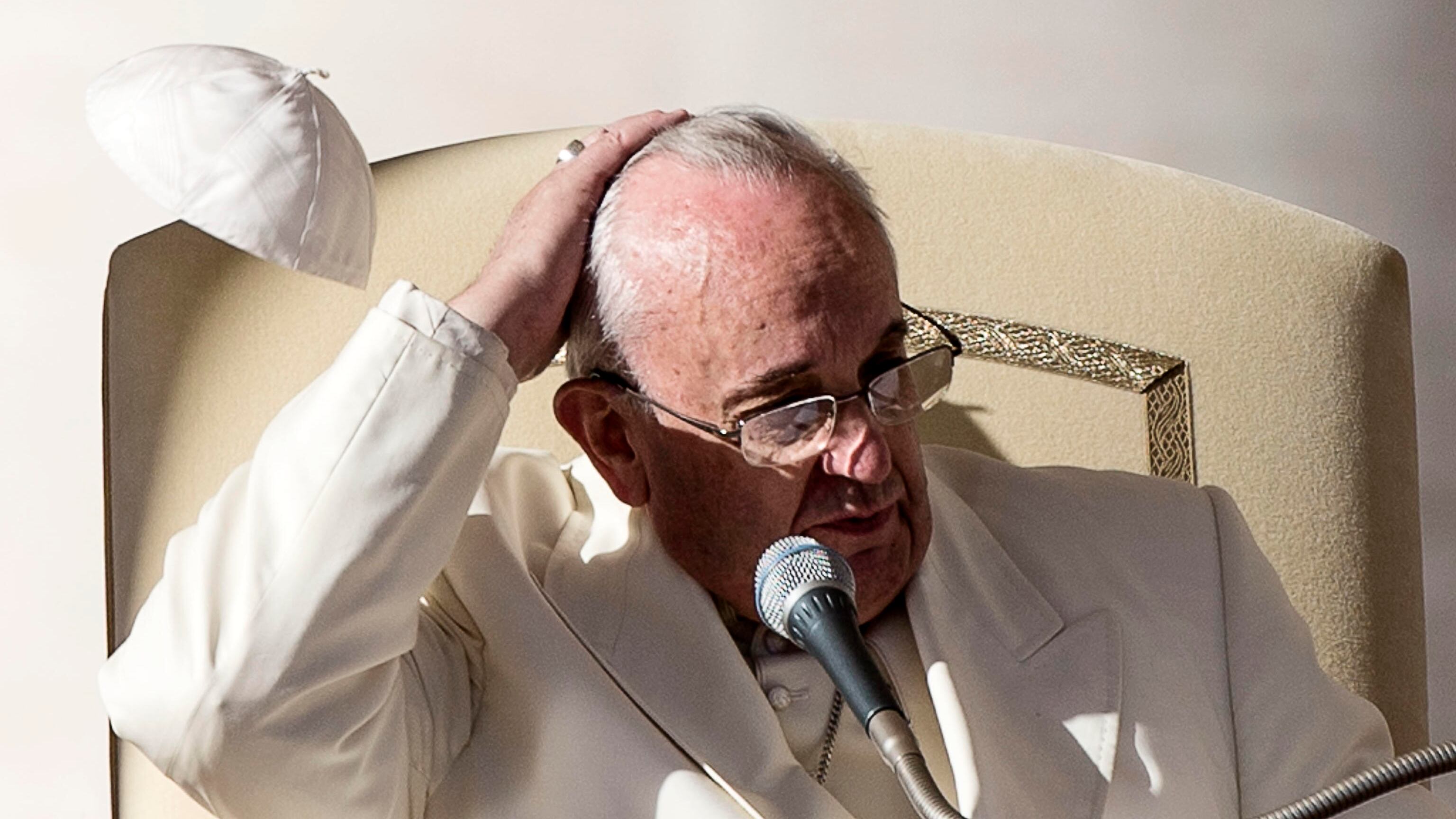 Quando il cervello si spegne: l’ictus, la polmonite e la fine del Papa