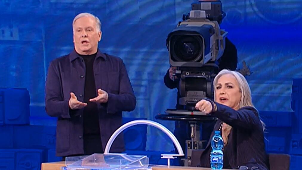"Ridicolo, per colpa tua...". Si scatena la lite in studio ad Amici