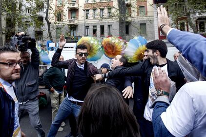 Milano, antagonisti attaccano Salvini 6