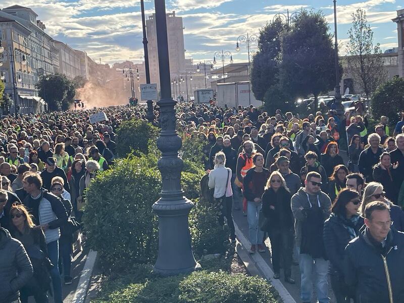 15mila manifestanti a Trieste contro il Green pass: con loro i portuali 4