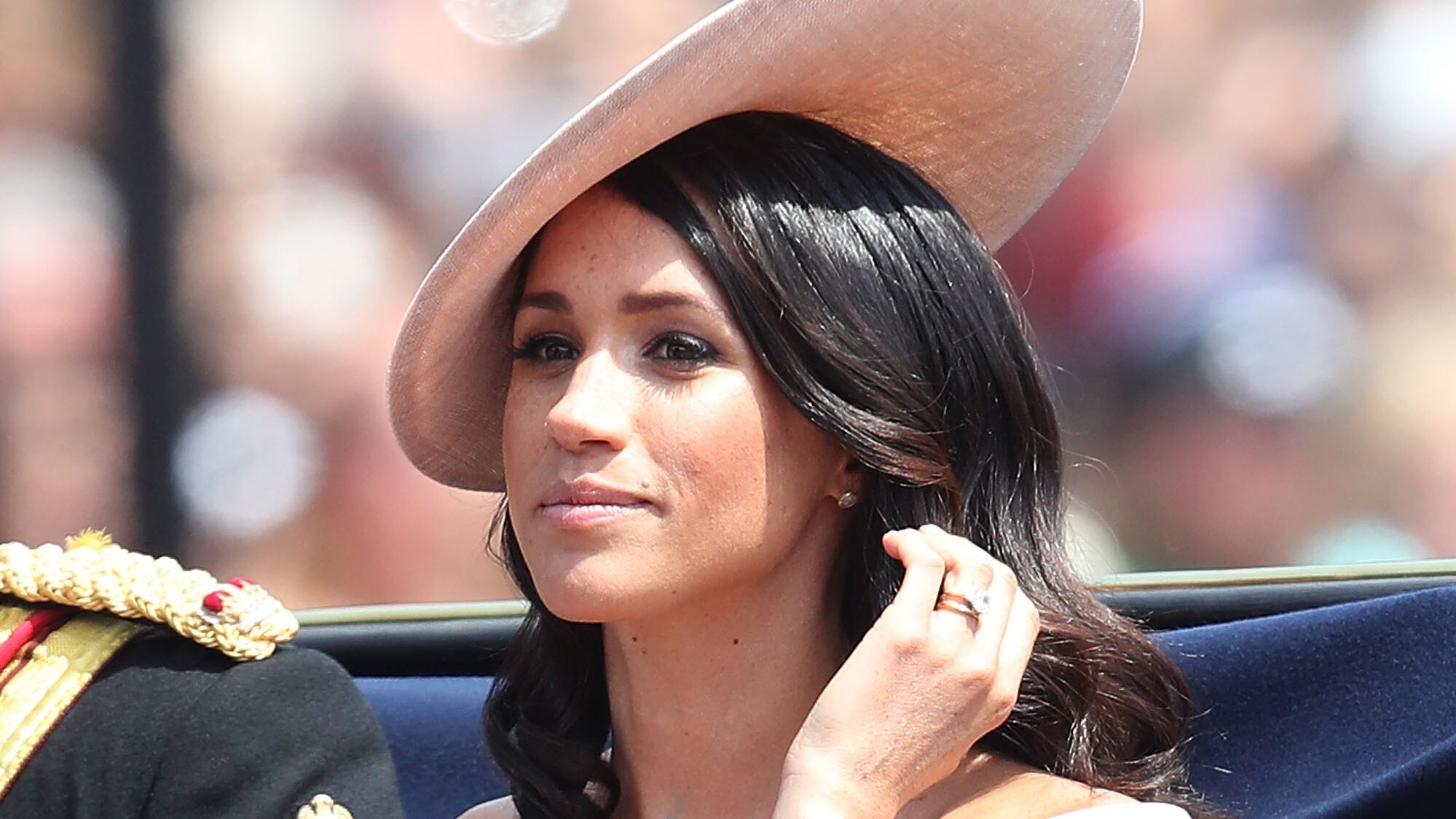 "Va in giro troppo nuda": Meghan Markle sotto accusa a Corte