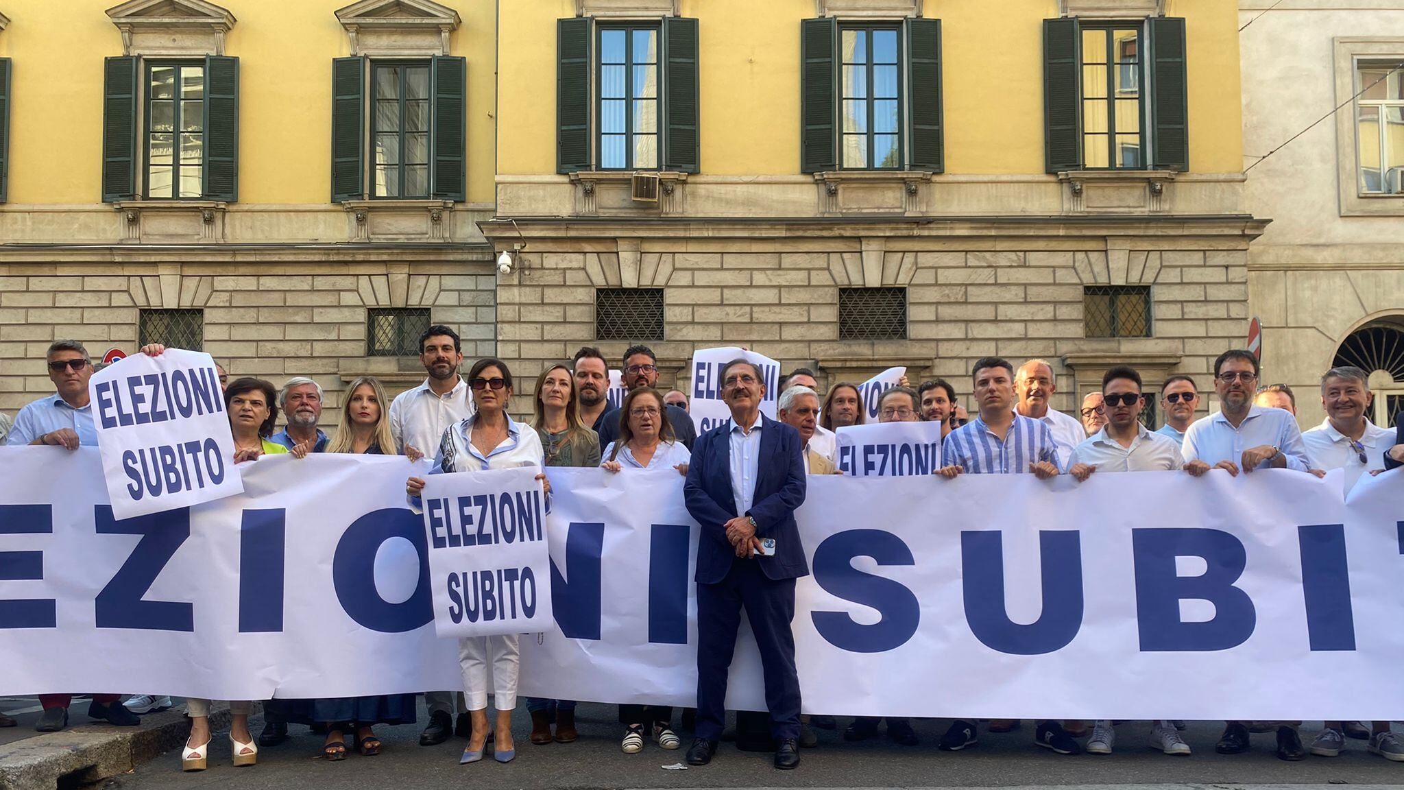 Piazze divise su SuperMario. "Deve restare". "No, voto subito"