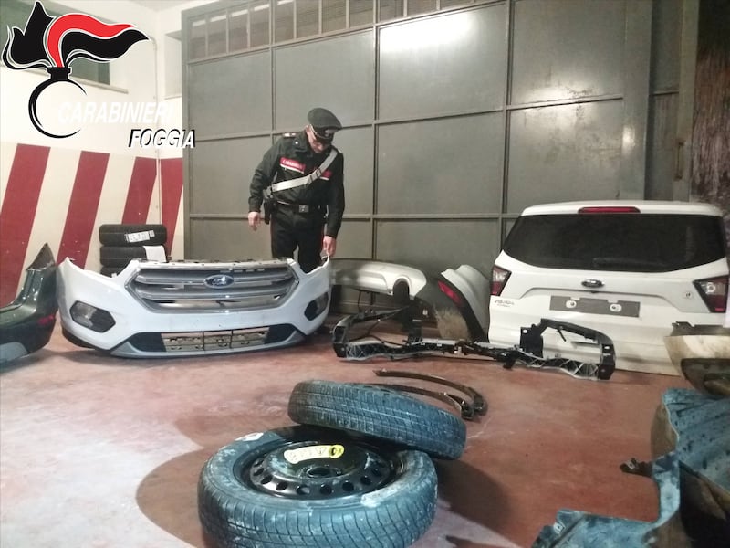 Foggia, i carabinieri trovano in un furgone pezzi di auto rubate 3