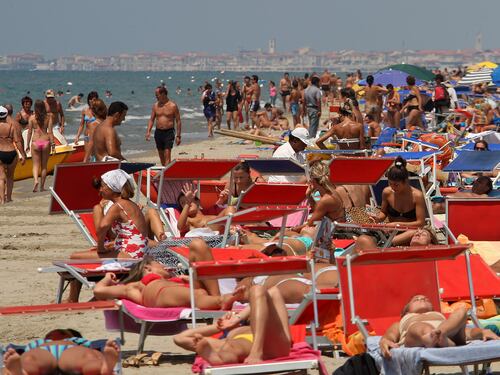 Le tasse di Monti mandano in fumo le vacanze degli italiani