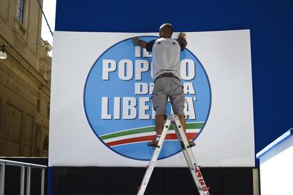 Sul palco rispunta il simbolo di Forza Italia 2