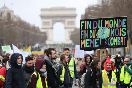 Parigi: nuove proteste in piazza per i Gilet Gialli  1