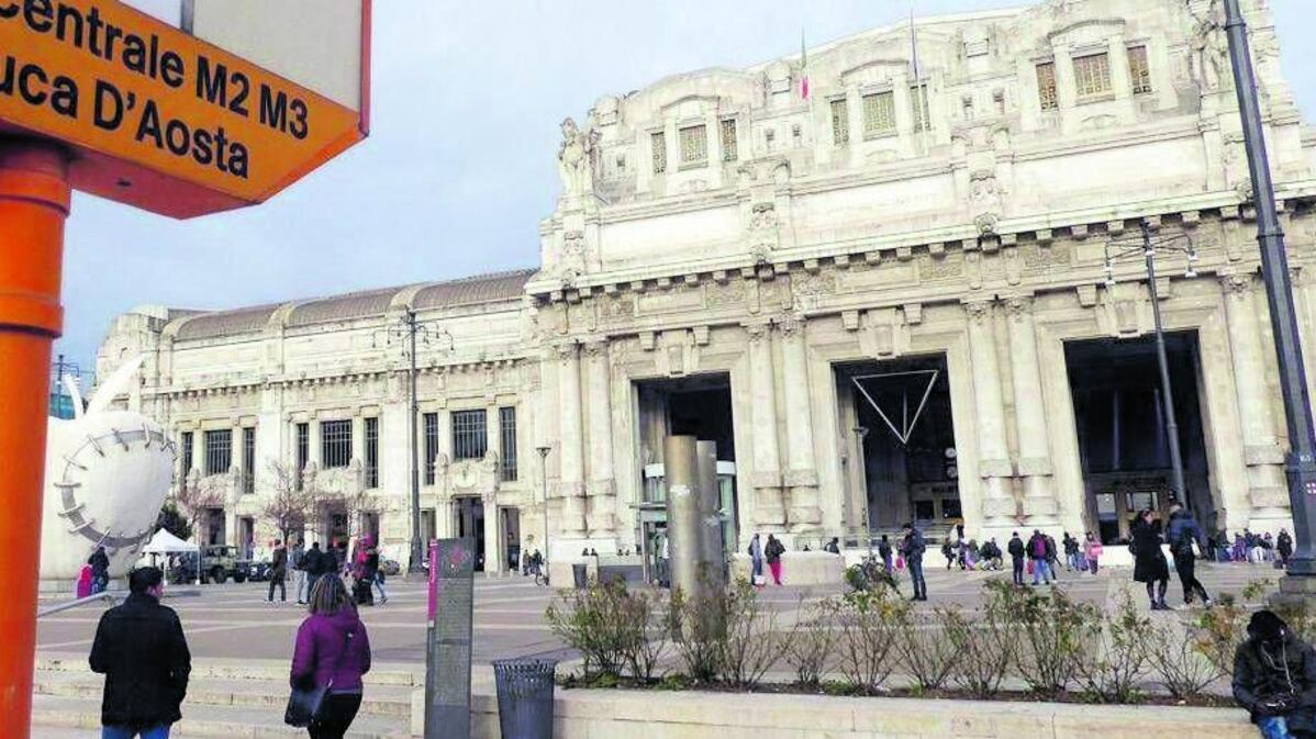 Insegue e massacra il ladro del suo cellulare: gambiano in fin di vita