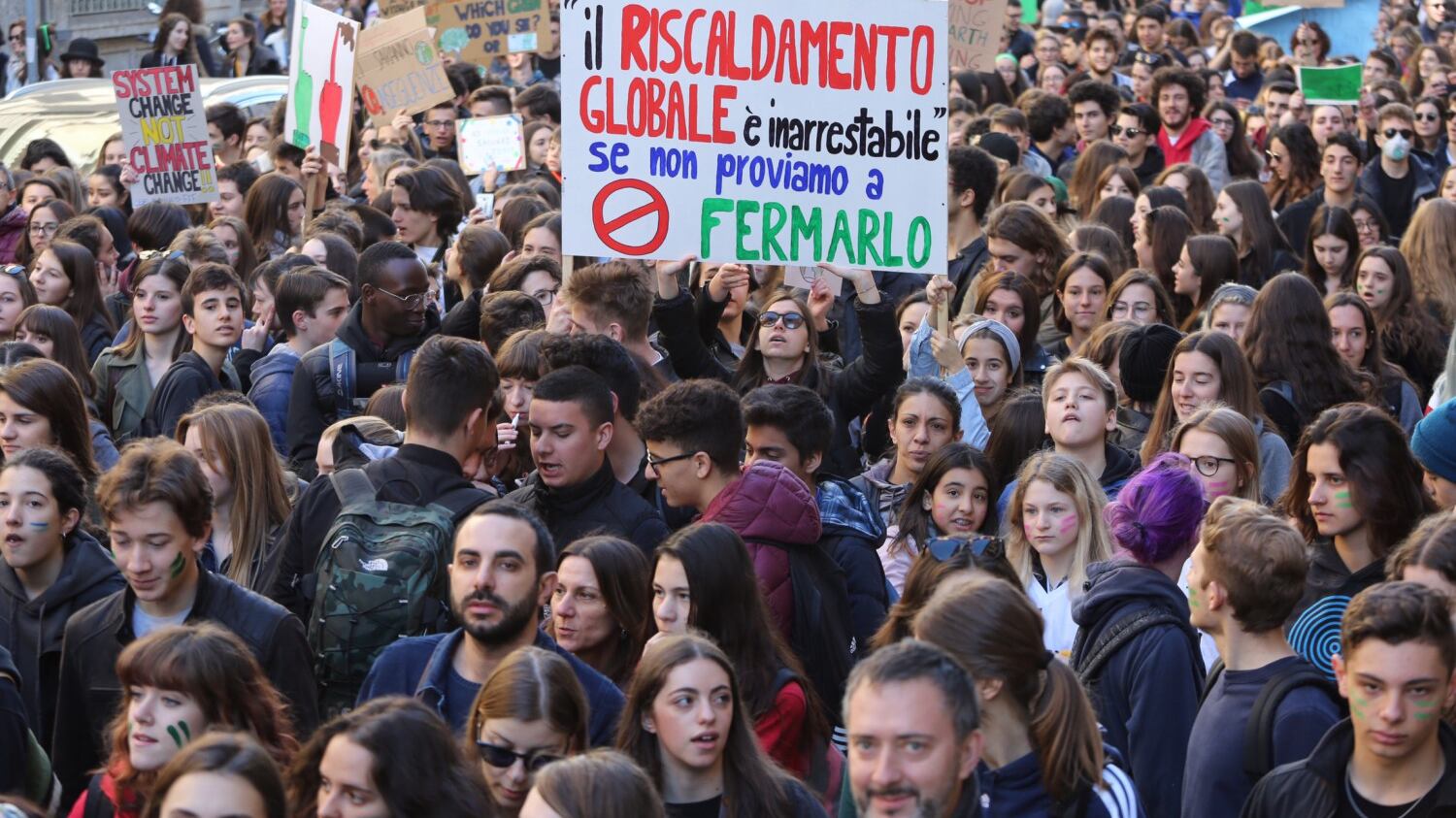 Cari ragazzi, va bene scioperare (ma spegnete le luci e l’iPhone)