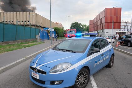 Milano, incendio in un deposito di rifiuti 5