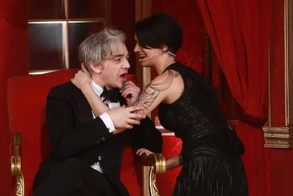 Asia Argento sexy in bikini a righe 27