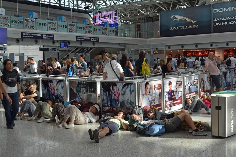 Ancora ritardi dei voli in partenza da Fiumicino e lunghe file dei passeggeri ai check in