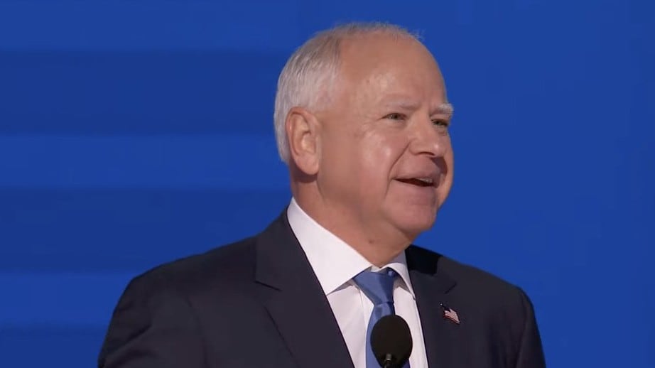 Walz accetta la nomination: sarà il vice della Harris. Sul palco Clinton e Pelosi