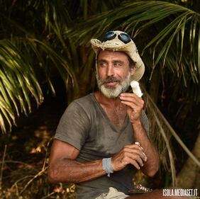 Isola 2017, naufraghi sexy in costume da bagno 28