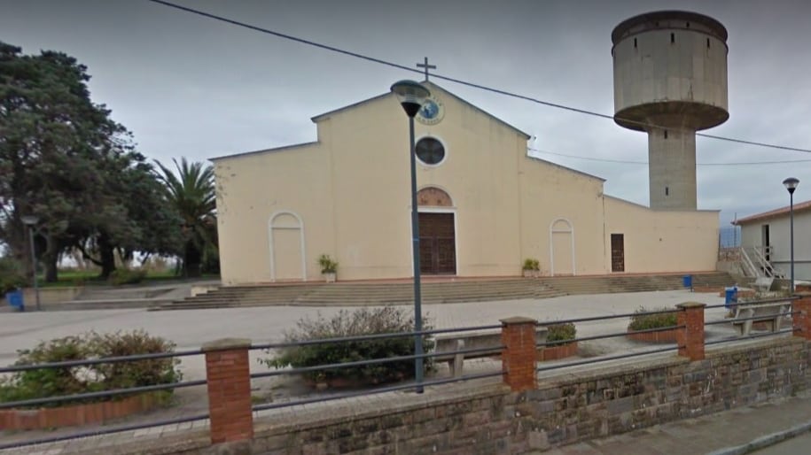 La 16enne bacia fidanzatino, il prete la prende a schiaffi