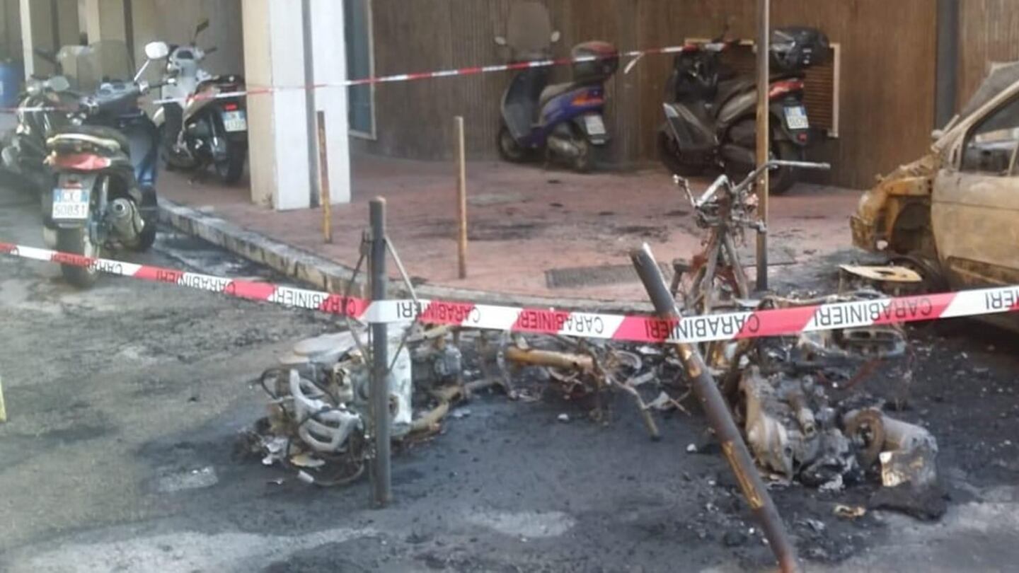 In fiamme lo scooter del sindaco di San Giorgio a Cremano: indagano i carabinieri