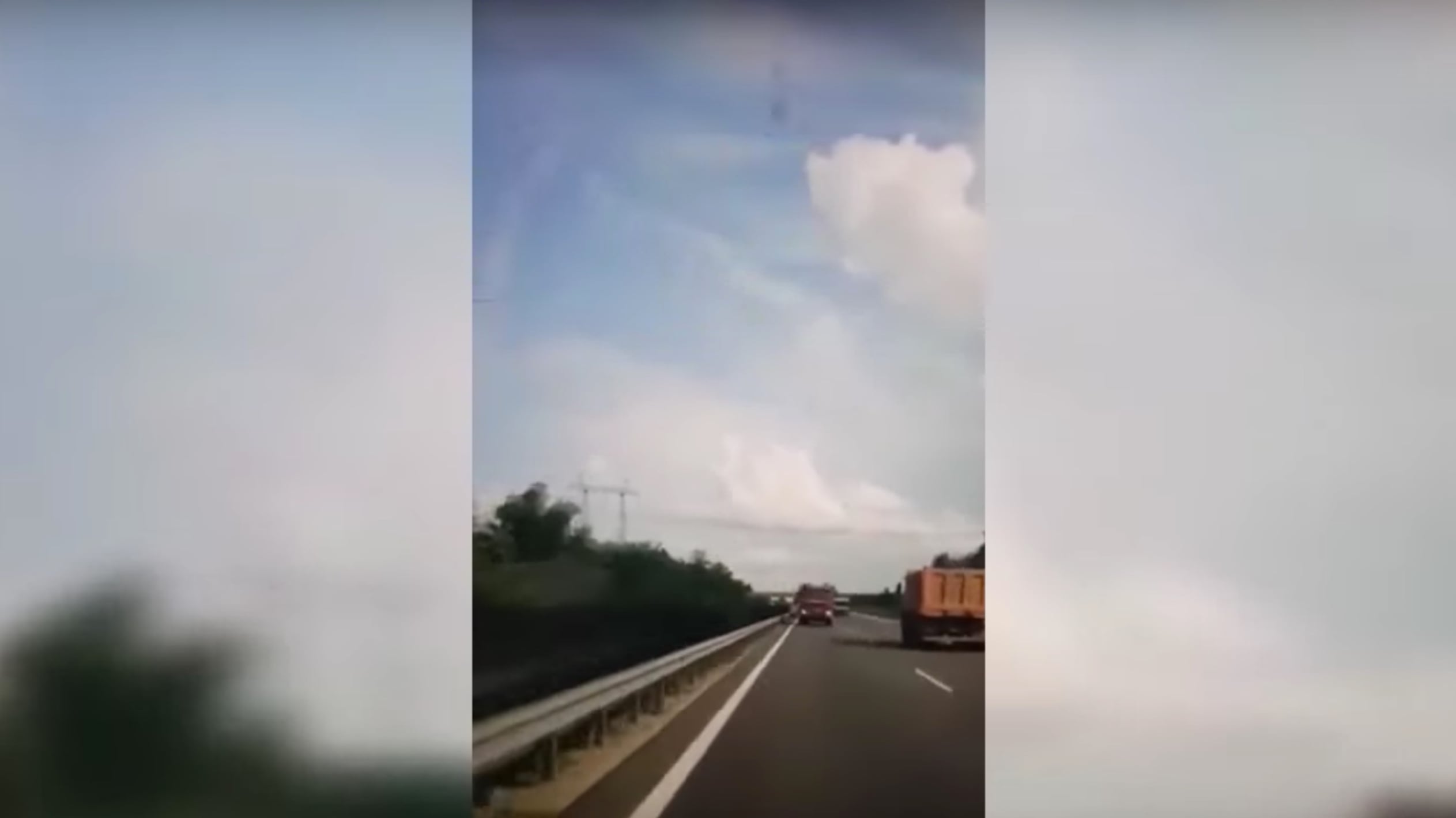 Inizia una diretta Facebook mentre è alla guida: 9 morti