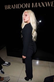Lady Gaga, sobria ma seno in vista alla New York Fashion Week 8