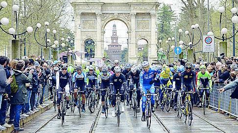 «Sfilata» in città, poi scatta la Milano-Sanremo