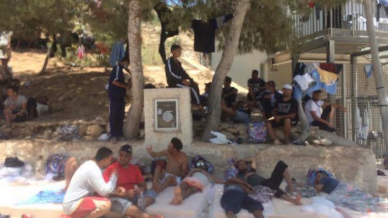 Lampedusa, migranti ammassati e senza mascherine 1