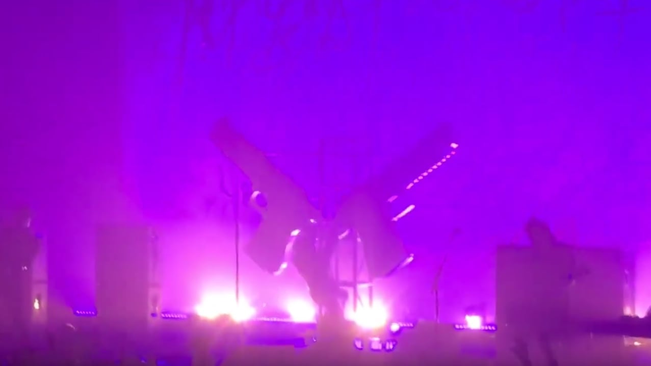 New York, paura al concerto: la scenografia crolla addosso a Marilyn Manson