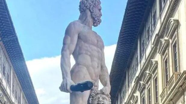 Si arrampica nudo sulla statua, per il giudice non si tratta di atti osceni: rilasciato