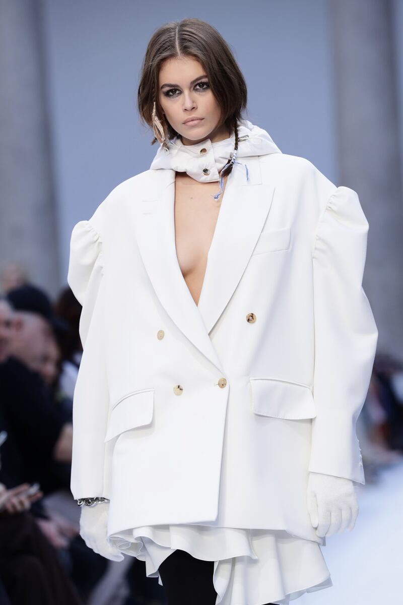 Kaia Gerber e le sorelle Hadid in passerella, foto 2