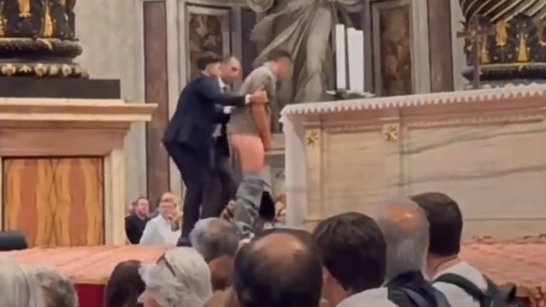 Sfregio a San Pietro: uomo sfugge ai controlli e urina sull'altare sotto gli occhi dei fedeli