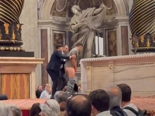 Sfregio a San Pietro: uomo sfugge ai controlli e urina sull'altare sotto gli occhi dei fedeli