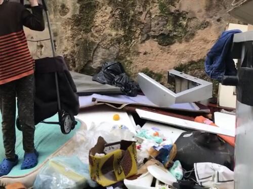 Il video choc a Napoli: una bambina filmata mentre scava nei rifiuti
