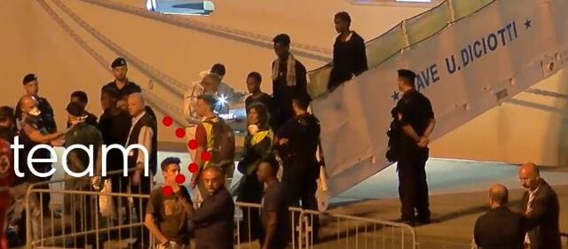 Lo sbarco dei minori dalla Diciotti 6