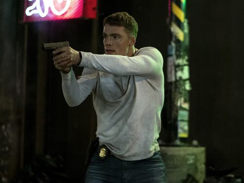 Una serie tv piena di sorprese. Convince l’esperimento di The Night Agent