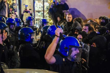 Scontri tra studenti e polizia davanti alla Camera 5